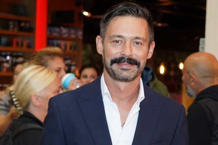 MILAN VASIĆ ŠOKIRAO SVE! Glumac PAO na planini, imao PORUKU za fanove! (FOTO)