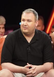 NAŠ PEVAČ MASNO PLAĆA SVOG DEČKA, SPAVAJU ZAJEDNO PO HOTELIMA: Procurili detalji GEJ AFERE koja trese ESTRADU, ovo nikako ne sme da se sazna!