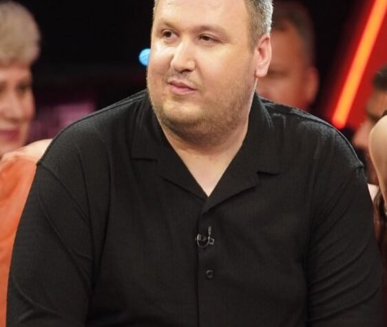 NAŠ PEVAČ MASNO PLAĆA SVOG DEČKA, SPAVAJU ZAJEDNO PO HOTELIMA: Procurili detalji GEJ AFERE koja trese ESTRADU, ovo nikako ne sme da se sazna!
