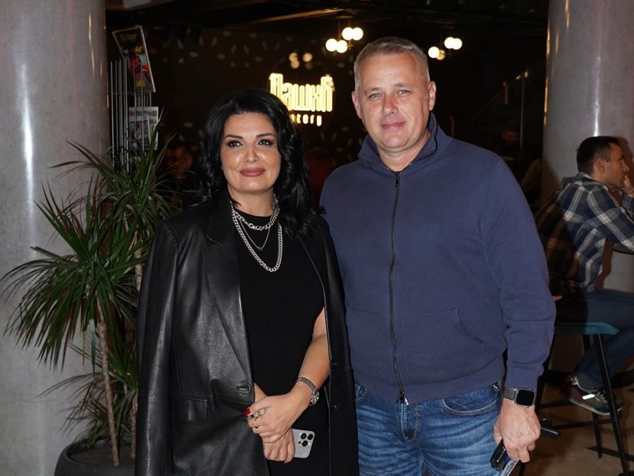 NIJE ZA ONE SA SLABIM SRCEM! Milena Popović mami uzdahe! Nikad dublji dekolte, uski prsluk samo što ne pukne, grudi u prvom planu!