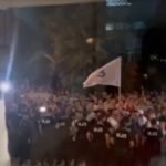 OPOZICIONARI U KOSJERIĆU SE NE SMIRUJU! Novinari pojedinih medija blokirani u zgradi opštine, ne daju im da izađu!