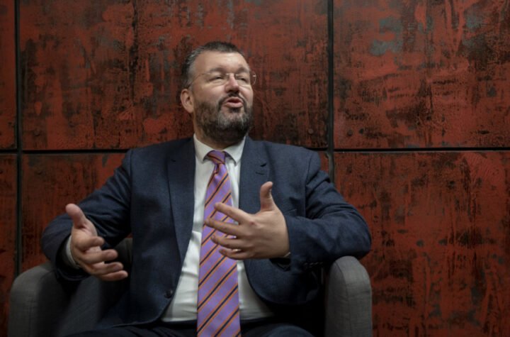 OVAKO JE PLETENA BLOKADERSKO-FOTELJAŠKA MREŽA! Profesor Antić: Godinama su iz inostranstva dobijali milijarde za rušenje Vučića