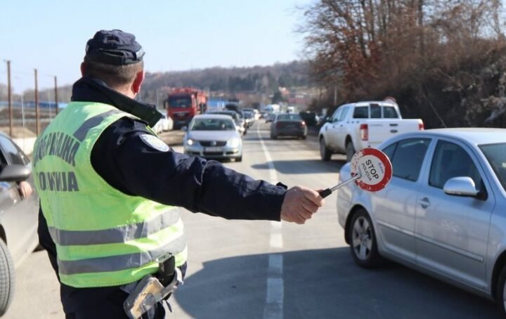 OVO SU STVARI KOJE MORATE IMATI U AUTOMOBILU! Isto pravilo važi i za Srbiju i za inostranstvo - EVO ŠTA JE NEOPHODNO RADITI U SLUČAJU SAOBRAĆAJKE!