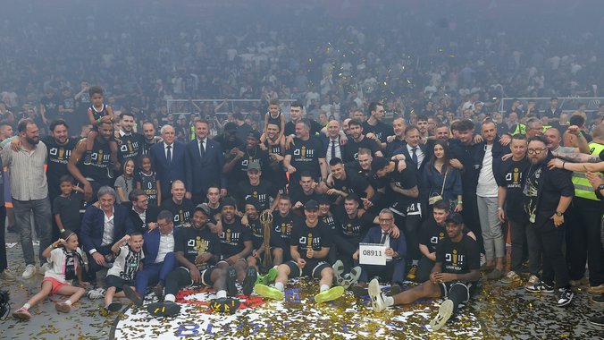 PIVO NA SVE STRANE: Igrači Partizana ispolivali Obradovića, on im nije ostao dužan...