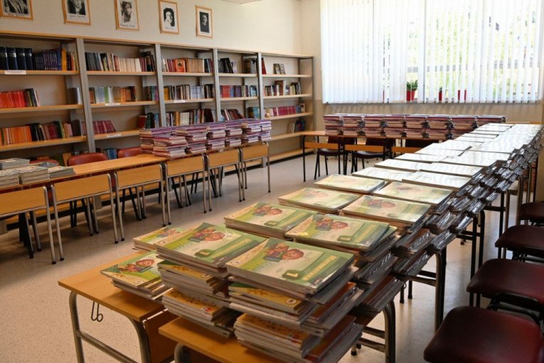POČELA PRIJAVA ZA BESPLATNE UDŽBENIKE! Oglasilo se Ministarstvo prosvete - EVO KO IMA PRAVO NA NJIH!