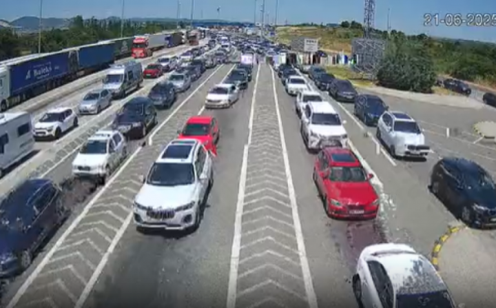 POČEO HAOS NA GRANICAMA! Nepregledna kolona OVOM prelazu - "KORISTITE ALTERNATIVNE PRAVCE" (FOTO)