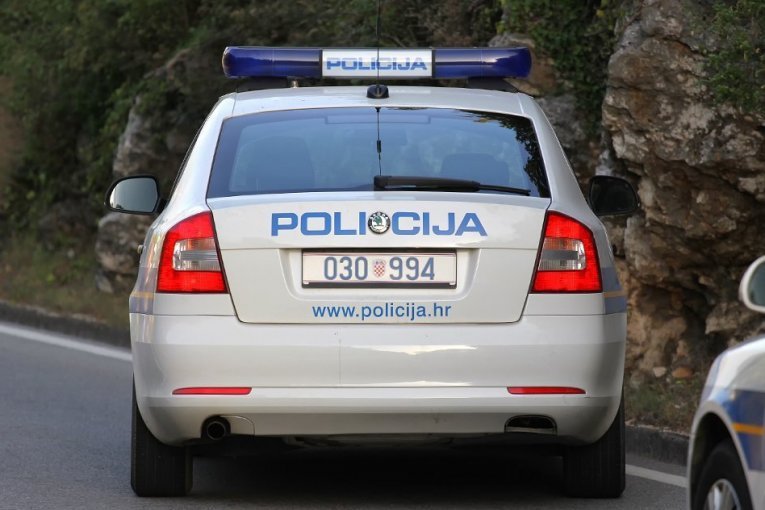 POGINUO MLADIĆ (21) U JEZIVOJ NESREĆI! Izgubio kontrolu nad vozilom, pa udario u ogradu