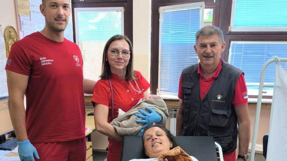 POROĐAJ NA TERENU: Hitna pomoć Doma zdravlja Šabac je ponovo, treći put za manje od godinu dana uspešno intervenisala! (FOTO)