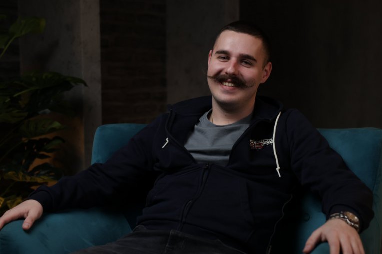 POTPUNO NEPREPOZNATLJIV! Pljugica napustio Srbiju i SKROZ PROMENIO izgled: "Estrada je najgore mesto"! (FOTO)