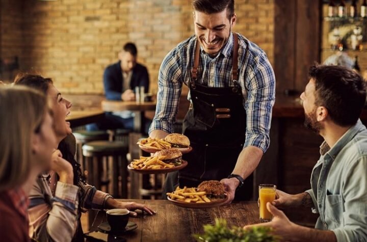 "PSI MOGU, DECA NE!" Menadžer popularnog restorana izazvao bes izjavom o gostima