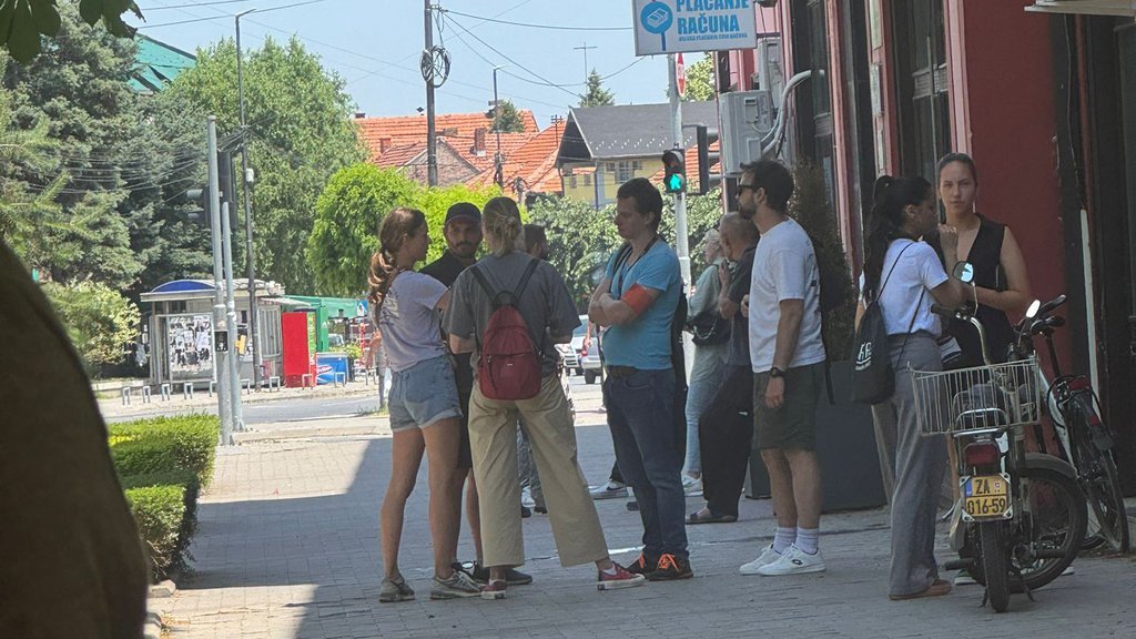 ROLEKS BLOKADER SA NEMAČKOM STIPENDIJOM TERORIŠE LJUDE U ZAJEČARU! Još jedan napad, prskao suzavcem i pravio haos
