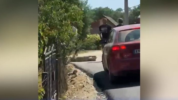 SKANDAL NAD SKANDALIMA! Državo reaguj - Blokaderi foteljaši postavljaju PREPREKE u Kosjeriću kako bi sprečili narod da izrazi SLOBODNU volju (FOTO+VID