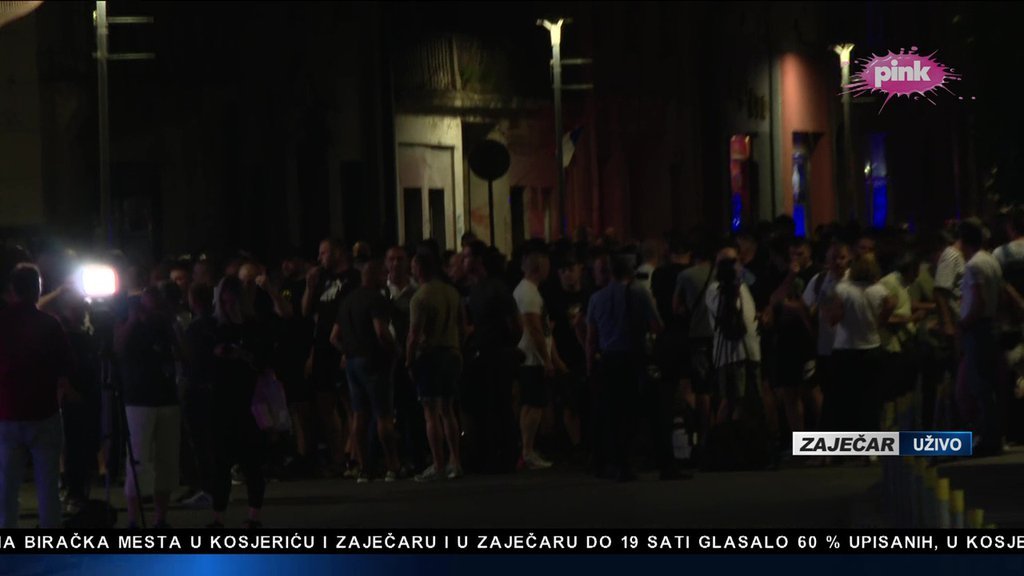 SLAVI SE POBEDA SNS U ZAJEČARU: Masa ljudi skandira 'Aco Srbine'