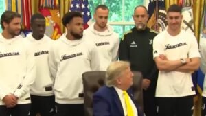 Srpski fudbaler u kabinetu predsednika Amerike! Donald Tramp postavio Dušanu Vlahoviću škakljivo pitanje, ceo svet bruji o tome šta se desilo u Beloj
