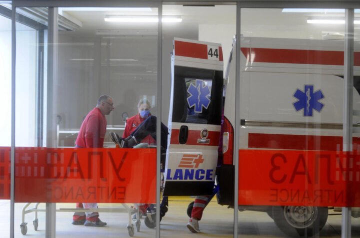 Stariji čovek se srušio na Autokomandi nakon čega je konstatovana smrt!