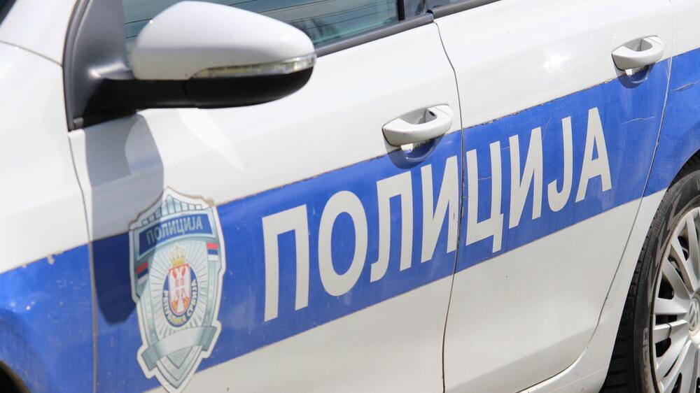 TINEJDŽERKA (17) AUTOMOBILOM ULETELA U KAFIĆ Užas na Dorćolu: Povređena i žena koja je bila u objektu