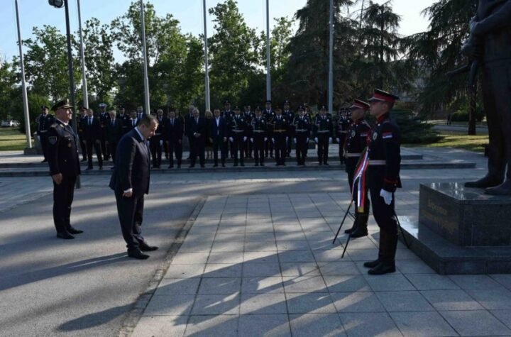U ZNAK SEĆANJA NA POGINULE POLICAJCE! Ministar Dačić položio venac na spomen-obeležje u Beogradu