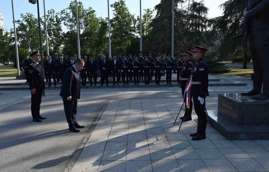 U ZNAK SEĆANJA NA POGINULE POLICAJCE! Ministar Dačić položio venac na spomen-obeležje u Beogradu