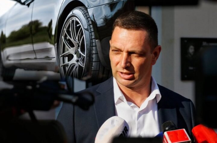UŽAS U KOSJERIĆU: Odvrnuti šrafovi na točku automobila predsednika opštine Žarka Đokića!