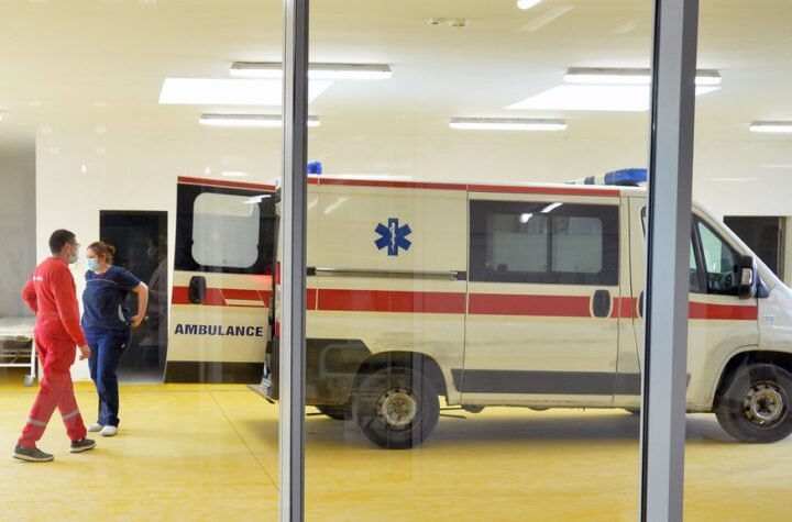 UŽAS U VELIKOJ MOŠTANICI: Na dečaka pao gol! Prevezen na reanimaciju