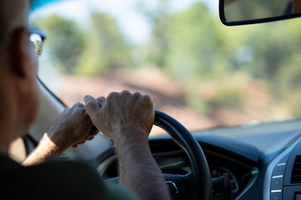 VISOKE TEMPERATURE MOGU PROUZROKOVATI POŽAR: Ove dve stvari NIKADA nemojte ostavljati u automobilu!