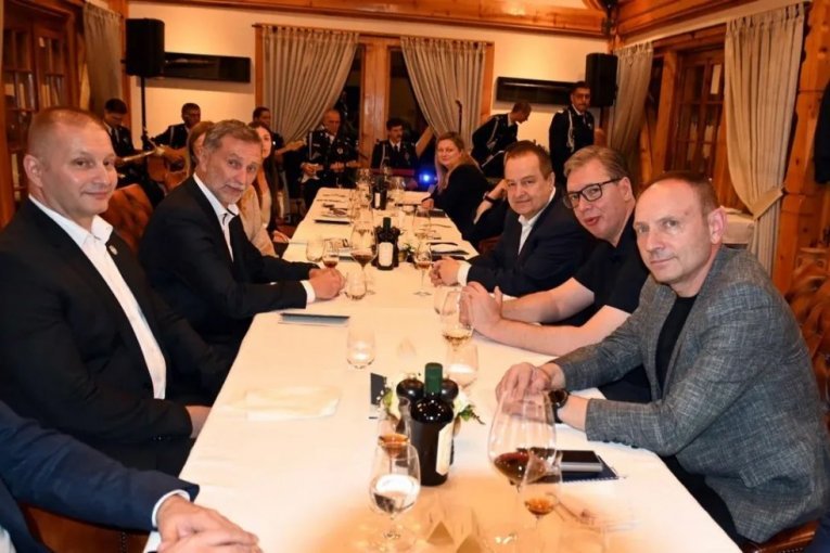 VUČIĆ NA VEČERI SA ŠEFOM MAĐARSKE POLICIJE: "Poslao sam pozdrave i ogromnu zahvalnost Viktoru Orbanu"! (FOTO)