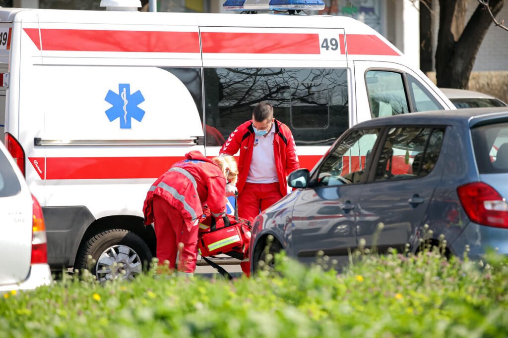 Vozač BMW izgubio kontrolu, pa udario ženu na trotoaru! Teška nesreća u Vrnjačkoj Banji, prizor je jeziv (FOTO)