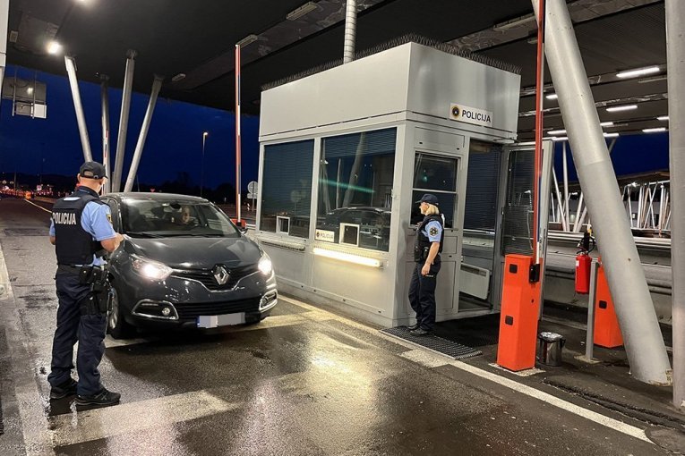 ZAVIRITE U PASOŠ AKO NE ŽELITE DA VAS VRATE SA GRANICE: Mnogo Srba ne obrati pažnju na ovu sitnicu pa PRED CARINIKOM NASTANE HISTERIJA