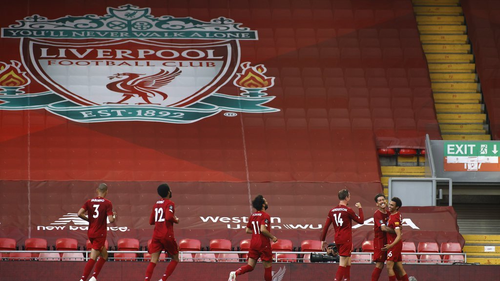 ZAVRŠEN JOŠ JEDAN TRANSFER! Srbin stiže u Liverpul: Uzeo privatni let iz Beograda, sa sobom poveo i bivšeg fudbalera Partizana (FOTO)