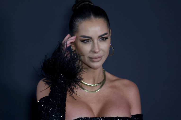 ZORANNAH OPLJAČKANA: Influenserka imala DRAMU u avionu - PROBUDIM SE I VIDIM DA NEMAM....
