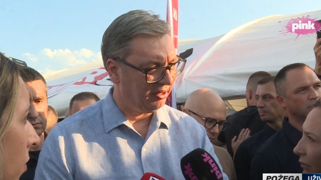'BIĆE JOŠ MNOGO PUTEVA JER SRBIJA JE VEČNA!' Aleksandar Vučić se slikao sa građanima u Požegi: Poslao snažnu poruku! (FOTO)