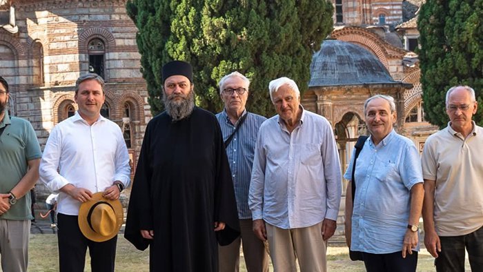 'BLAGO MAJCI KOJA SAVU RODI I SRBIMA DOK IH SAVA VODI' Ministar Selaković posetio manastir Hilandar (FOTO)