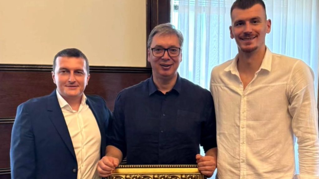 'KOLIKO SAM NIZAK, NAJBOLJE SE VIDI KADA STANEM UZ LEGENDARNOG BORIŠU' Vučić se sastao sa Simanićem i Motikom (FOTO)