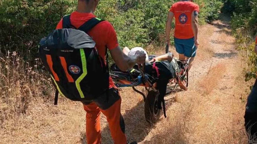 AKCIJA SPASAVANJA TURISTKINJE U SOKOBANJI! Pešačila, pa povredila nogu, spasioci je izvukli na nosilima (FOTO)