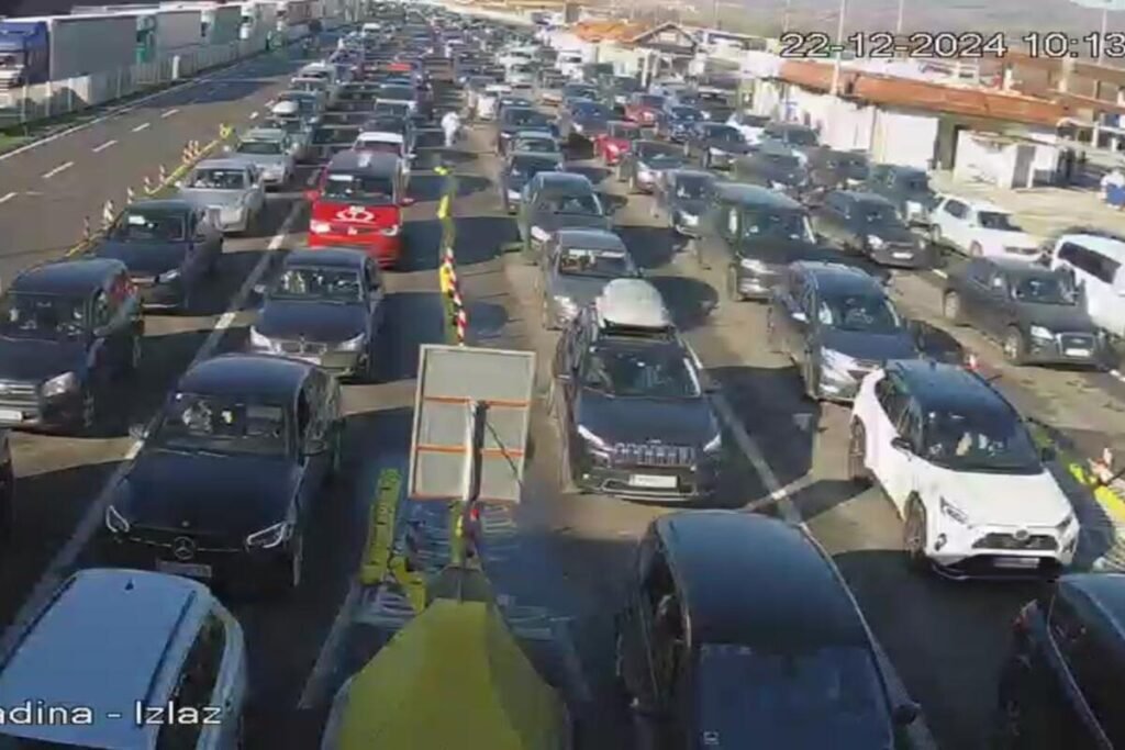"Čeka se 360 minuta": AMSS se oglasio rano jutros, evo kolika su zadržavanja na graničnim prelazima!