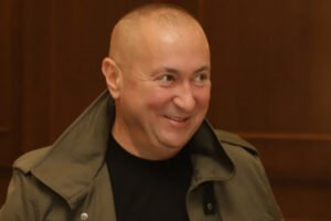 ĐANI UNEZVEREN OD ALKOHOLA, SNIMAK OBIŠAO CEO INTERNET! Folker izašao iz kabine u šok-izdanju, ljudi gledaju i ne veruju!