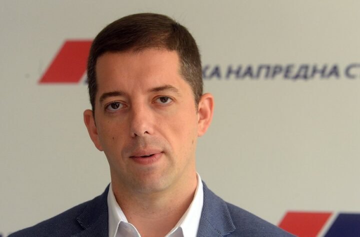 Đurić: Zgrožen sam ludačkim nasrtaјem na zgradu u koјoј živi Miloš Vučević sa porodicom
