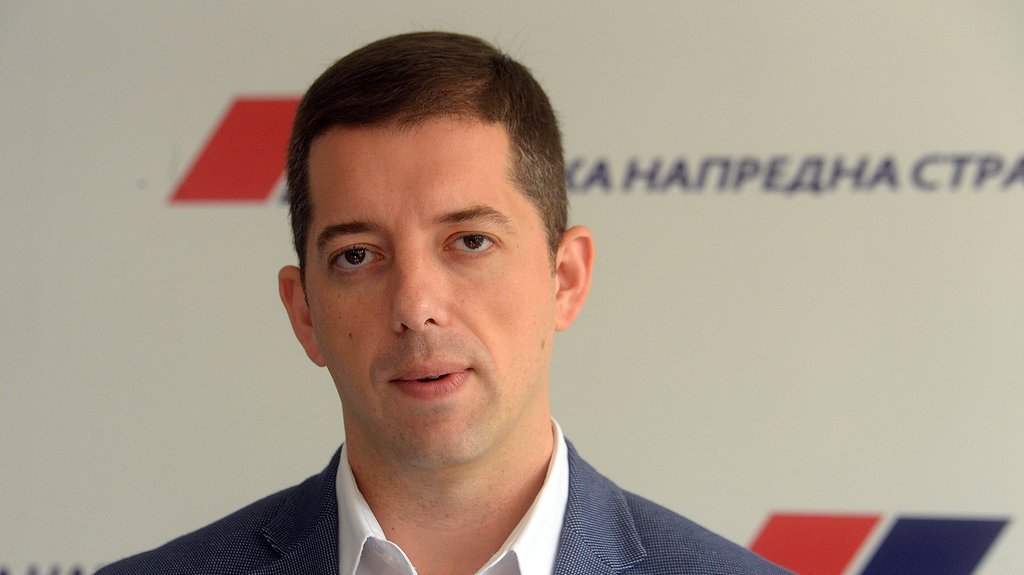 Đurić: Zgrožen sam ludačkim nasrtaјem na zgradu u koјoј živi Miloš Vučević sa porodicom