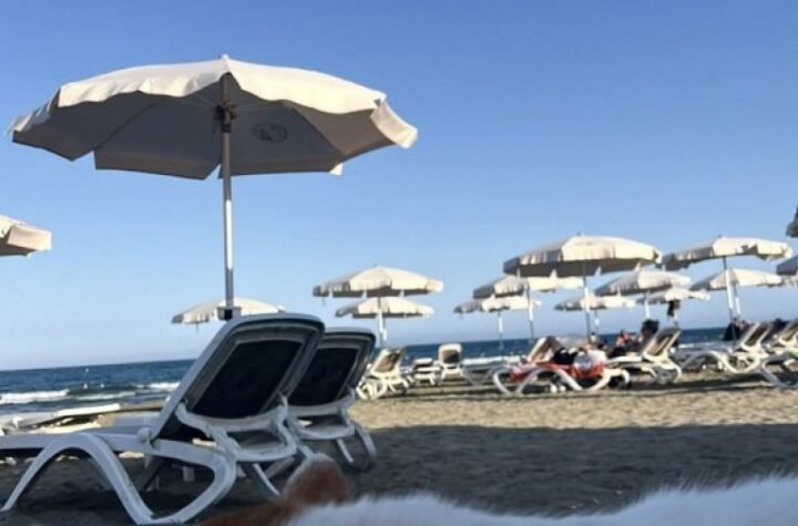 EVO GA DETALJAN CENOVNIK IZ CRNE GORE! Nije ni čudo što im je sezona pukla - ČAK SU I CENE SUVENIRA OTIŠLE U NEBO!