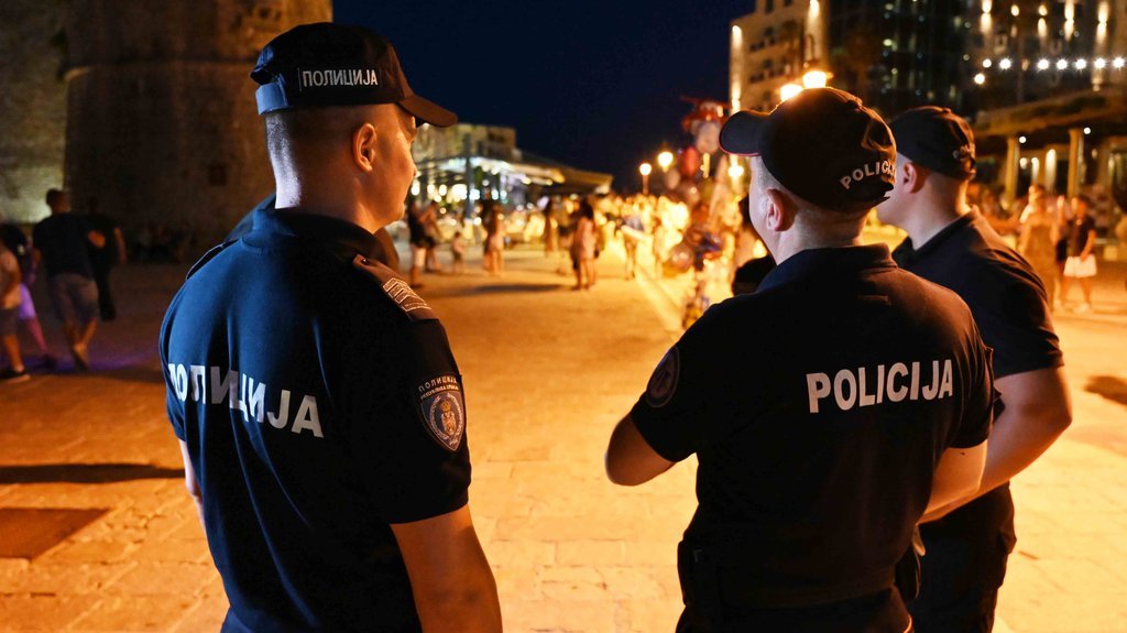 EVO ŠTA JE PRETHODILO KRVOPROLIĆU U BUDVI: Ubio rođenog brata i njegovog sina, pa sa PIŠTOLJEM U RUKAMA čekao policiju!