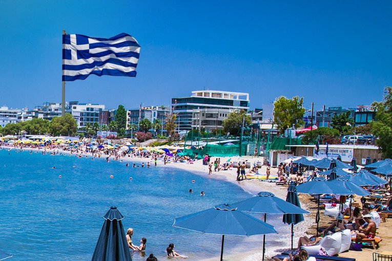 GRCI PRAVE LISTE ČEKANJA ZA LEŽALJKE! Potpuno ludilo na popularnim plažama: Srpkinja pokušala da pronađe jednu za sebe, A ONDA JE DOČEKAO HLADAN TUŠ!