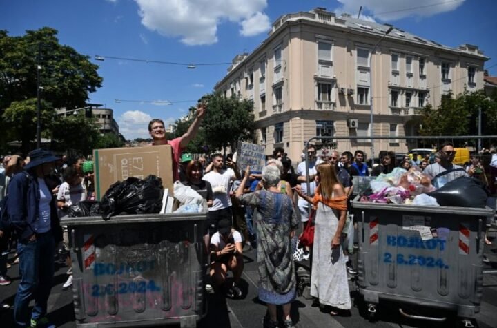 HOĆE KOLAPS I NEMIRE! Suludo je šta blokaderi traže od građana: "Nemojte plaćati račune, ne idite na posao!"