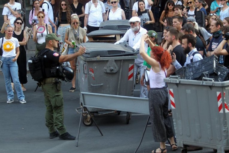 JASNO JE ZAŠTO ZLOUPOTREBLJAVAJU POZICIJE! Ko se krije iza BLOKADERA - oni iz senke hoće da prosperiraju!