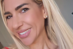 JOVANA JEREMIĆ POLUGOLA U TERETANI: Voditeljka opalila selfi u MINIJATURNOM ŠORTSU - izvajane noge RUŠE INTERNET! (FOTO)