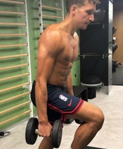 KAPITEN NE MOŽE BITI SPREMNIJI! Bogdanović objavio fotku iz teretane zbog koje ženama 'pada vilica'! Bogdan u savršenoj formi (FOTO)
