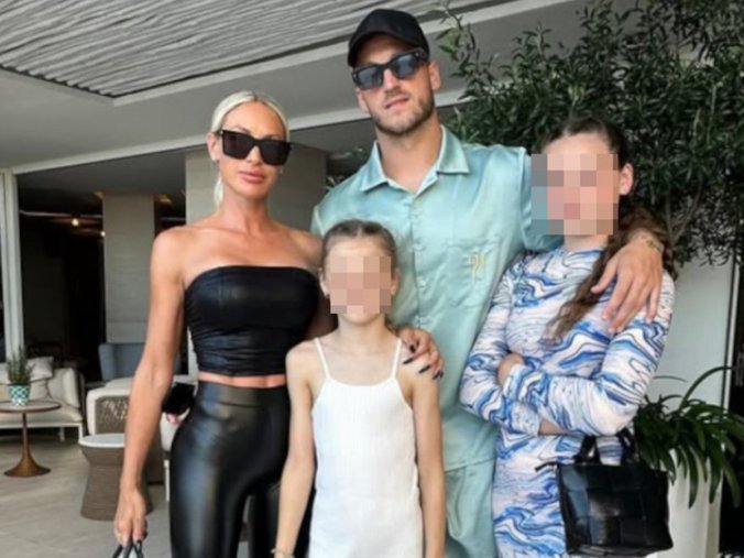 Ko je ARNAUTOVIĆEVA ŽENA? Starija je četiri godine, rodila mu dve ćerke