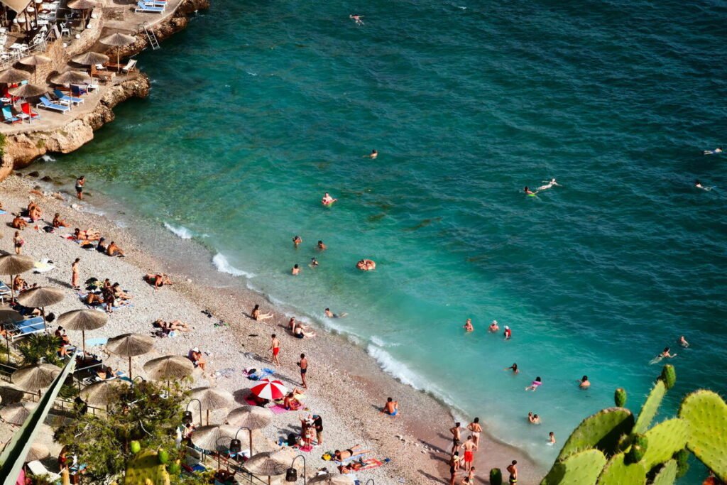 Letovalište u komšiluku koje vam ni za 3 života ne bi palo na pamet: Poznato je po čistom moru i peščanim plažama!