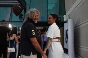 MACA U OPUŠTENOJ VARIJANTI, DOK JE JOVANA MAMILA POGLEDE! Marinković se pojavio sa dve decenije mlađom ženom! (FOTO)