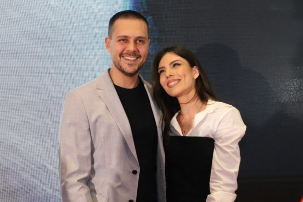 MILOŠ BIKOVIĆ UŽIVA NA EGZOTIČNOJ DESTINACIJI: Njegova supruga ŽARI I PALI izgledom - svako bi im zavideo na ovom raju! (FOTO)