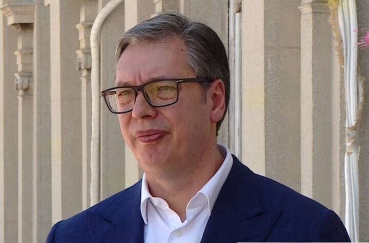 "MOLIM TE DA NE PLAČEŠ, VRATIĆE SE BRŽE NEGO ŠTO MISLIŠ" Vučić obilazi porodice i područja oštećena požarom